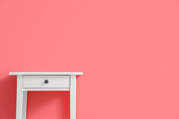 Mesa de cabeceira moderna no fundo rosa - Foto, Imagem