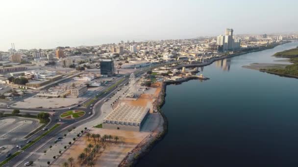 Veduta aerea della spiaggia JBR e dei grattacieli di Dubai Marina e degli edifici di lusso in uno dei luoghi di viaggio e resort degli Emirati Arabi Uniti a Dubai - Filmati, video