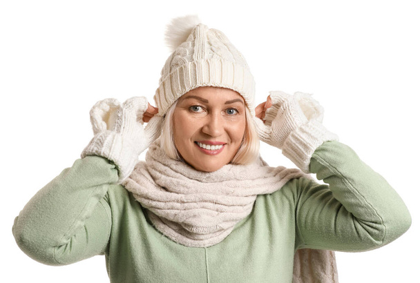 Hymyilevä kypsä nainen yllään neulottu hattu valkoisella taustalla - Valokuva, kuva