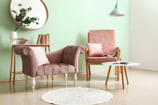 Інтер'єр вітальні з рожевими кріслами і столами
 - Фото, зображення