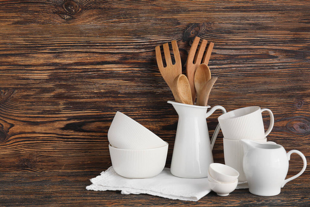 Набор стильной посуды на деревянном фоне - Фото, изображение