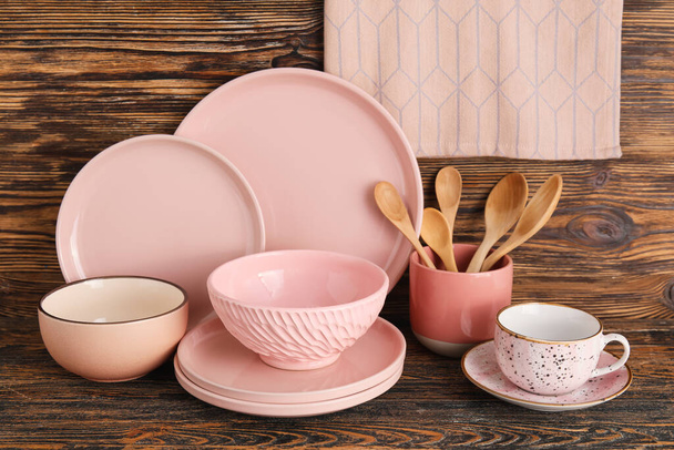 Набор стильной посуды на деревянном фоне - Фото, изображение