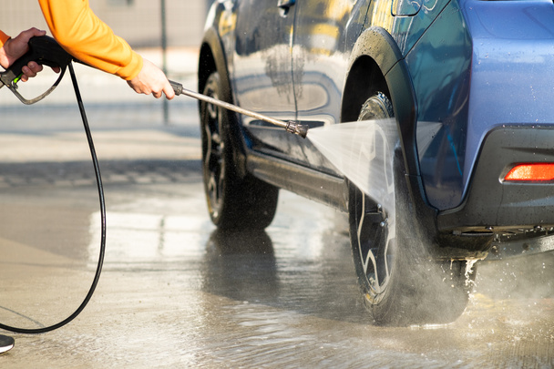 男性ドライバーの閉鎖は、セルフサービス車の洗浄で非接触高圧水ジェットで彼の車を洗浄 - 写真・画像