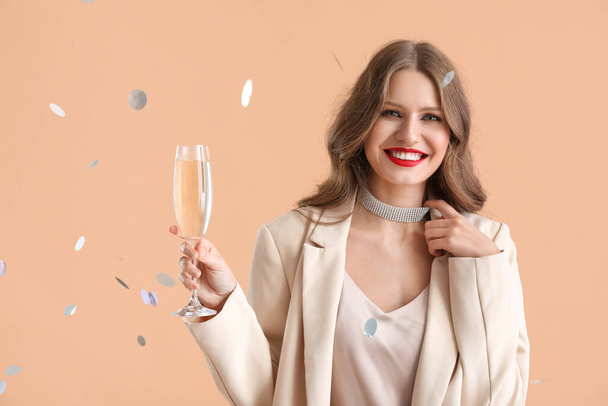Красива молода жінка з шампанським на кольоровому фоні
 - Фото, зображення
