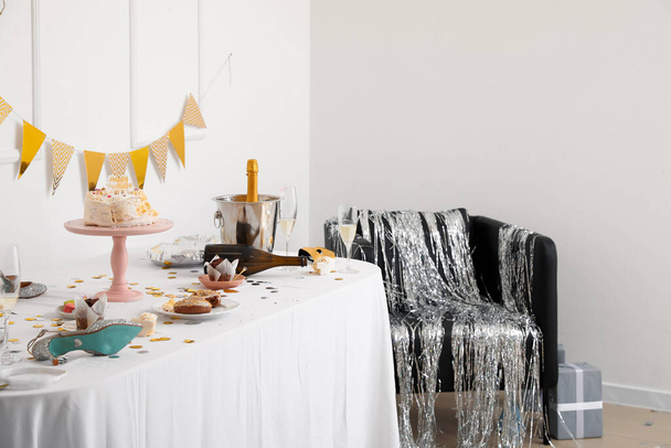 テーブルとアームチェア付きパーティー後の乱雑な部屋のインテリア - 写真・画像
