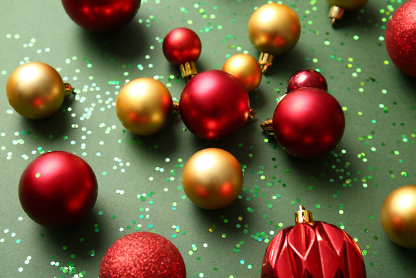 Стильные рождественские шары на зеленом фоне - Фото, изображение
