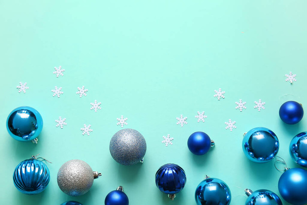 Eleganti palle di Natale su sfondo verde - Foto, immagini