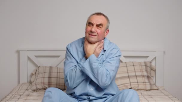 Porträt eines kranken alten Mannes, der im Bett liegt. Schmerz- und Gesundheitskonzept. - Filmmaterial, Video