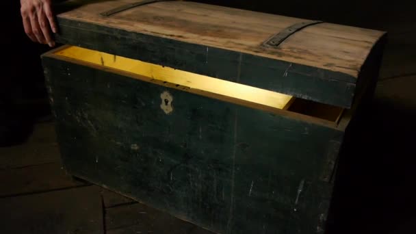 Old wooden treasure chest with strong glow from inside - Footage, Video