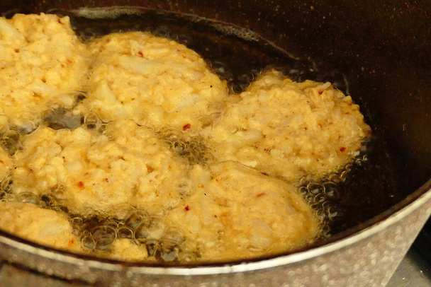 close-up roerbak bloemkool, gekookte bloemkool in een pan, geroosterde bloemkool, - Foto, afbeelding
