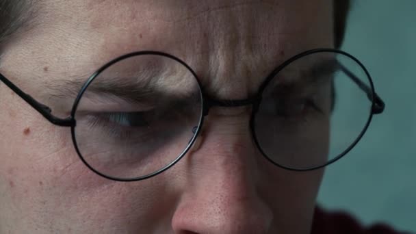 mies lasit närkästyneenä toimii tietokoneella - Materiaali, video