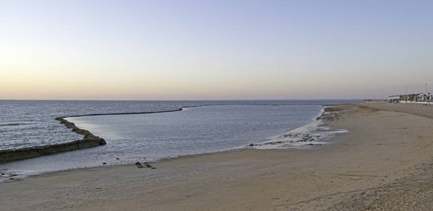 Hermosa puesta de sol en una playa en Chipiona, Cádiz, Andalucía, España - Foto, imagen