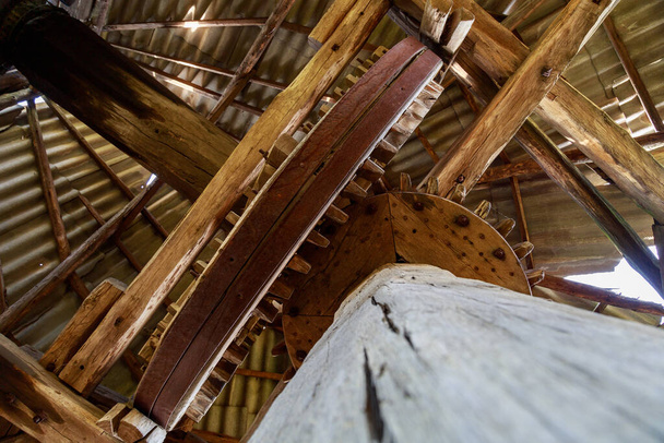 Engrenagens de madeira retro vintage abandonado moinho de vento. Um antigo moinho de farinha. Fundo com espaço de cópia para texto ou inscrições, tonificado - Foto, Imagem