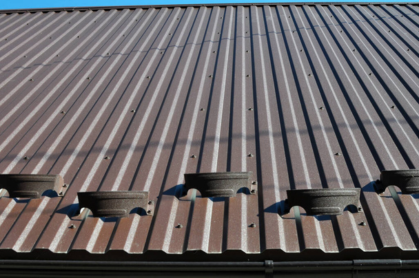 屋根を覆うために金属板が用いられる。 - 写真・画像