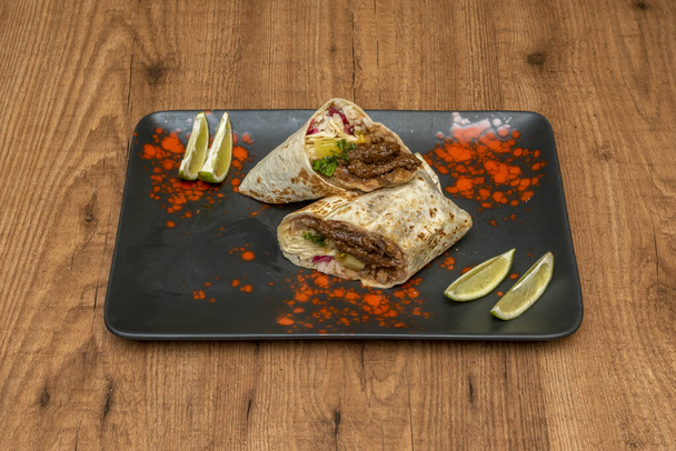 A mexikói burrito áll egy hengeres hengeres hengerelt búzaliszt tortilla töltött összetevők, és általában kíséri újramelegített bab, ebben az esetben egy lelkész recept. - Fotó, kép