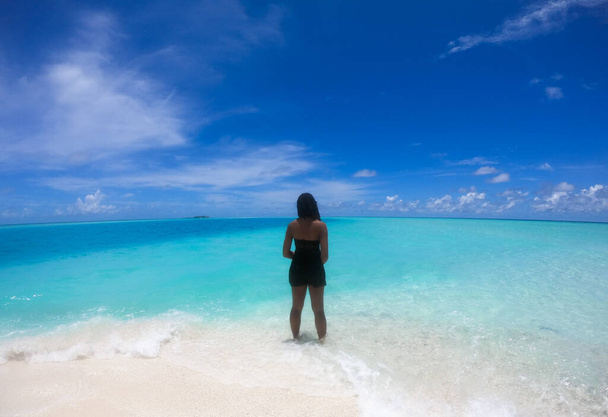 Femme noire voyageant en solo aux Maldives, Asie du Sud - Photo, image