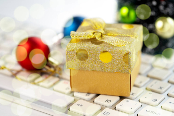 Coffret cadeau et boules de Noël sur le clavier d'ordinateur - Photo, image