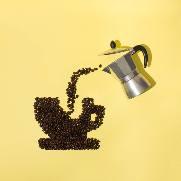 黄色の背景に新鮮な豆コーヒーとモカ鍋。創造的なアイデアのための休憩時間の概念。トップ表示. - 写真・画像