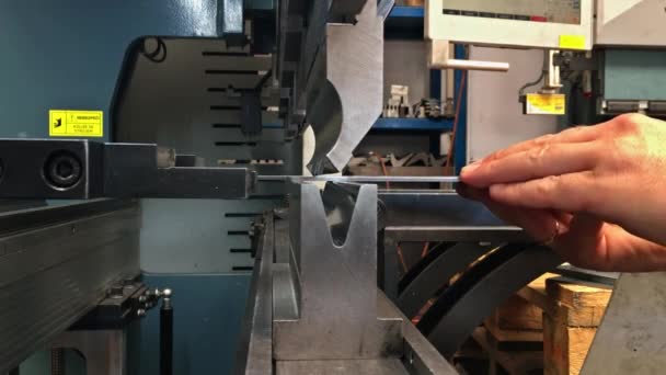 Folha de dobra de metal com uma máquina hidráulica na fábrica - Filmagem, Vídeo