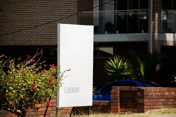 Egy fehér kijelzőn, egy ausztrál épületen kívül. Befektetési célú ingatlan fogalma - Fotó, kép
