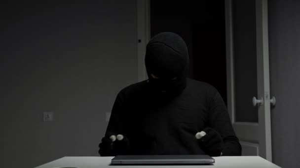 Il ladro ruba soldi e gioielli al computer portatile seduto alla scrivania - Filmati, video