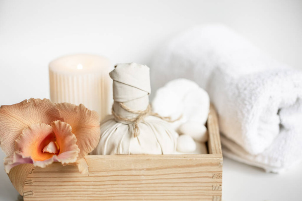 Spa skład z produktów do pielęgnacji ciała w drewnianym pudełku i tajskie kwiaty storczyk. - Zdjęcie, obraz