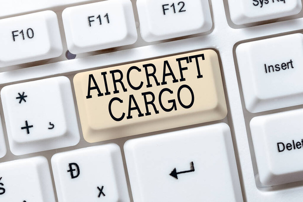 Podpis tekstowy przedstawiający Samolot Cargo. Internet Concept Freight Carrier Airmail Transport towarów samolotem Tworzenie Wprowadzanie danych i wpisywanie miejsc pracy, Zamieszczenie na stronie internetowej Sprzedaży - Zdjęcie, obraz
