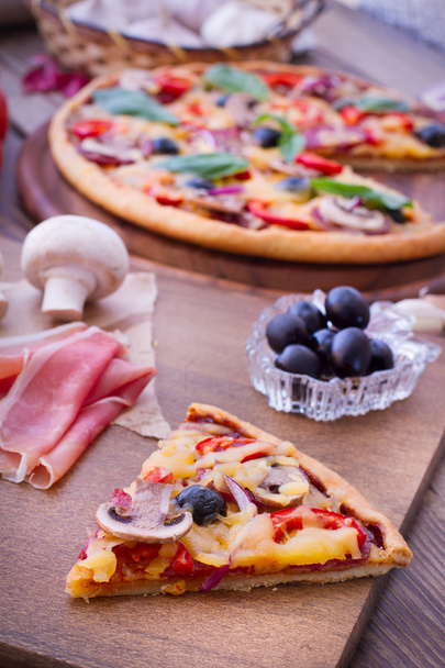  サラミ、オリーブとトマトのピザ - 写真・画像