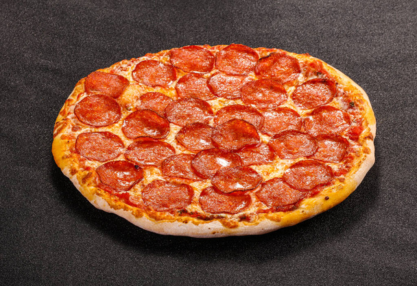 Italiaanse traditionele pizza met peperoni worstjes - Foto, afbeelding