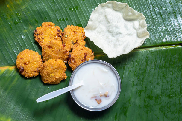 παραδοσιακό πιάτο σερβίρεται σε φύλλο μπανάνας την ημέρα ινδική γιορτή. Σερβίρεται ως Ganesha Chaturthi, Ayudha Puja και Pongal φεστιβάλ. Στην Κεράλα σερβίρεται την ημέρα του φεστιβάλ Onam - Φωτογραφία, εικόνα