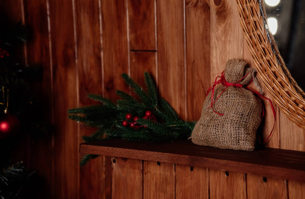 Karácsonyi játékok és dekorációk barna alapon - Fotó, kép