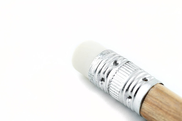 Macro foto de la parte posterior de un lápiz con una goma de borrar, aislado sobre un fondo blanco. - Foto, imagen