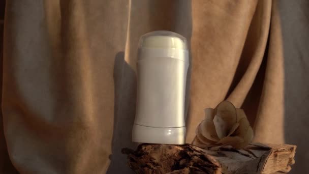 Bílý antiperspirační deodorant zůstává na dřevě. Koncept péče o pleť - Záběry, video