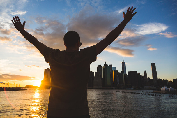sukces człowieka w Nowym Jorku na zachodzie słońca - Foto, afbeelding