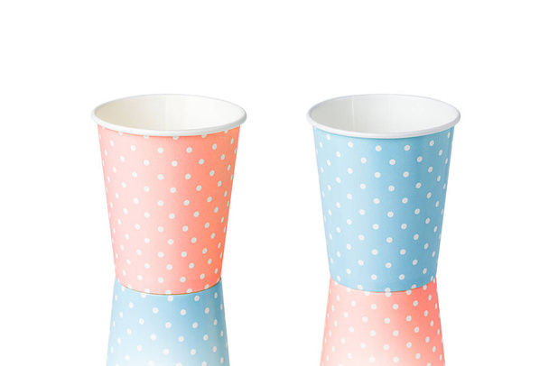 Одноразові паперові чашки ізольовані на білому тлі
 - Фото, зображення