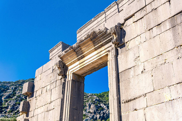 сохранившийся входной портал древнего храма в руинах античного города Олимпос в Турке - Фото, изображение