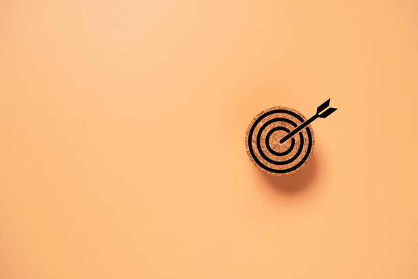 Целевая доска на деревянном блоке круга для установки объективной цели для бизнес-концепции. - Фото, изображение
