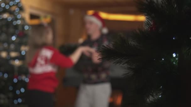 Rakastava pari rakkaudessa tanssia romanttisesti, juhlii joulua kotona - Materiaali, video