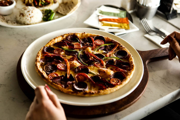 トルコの伝統的な焼き皿のパイド。トルコのピザのピード、中東の前菜。トルコ料理。肉詰め物でパイド - 写真・画像