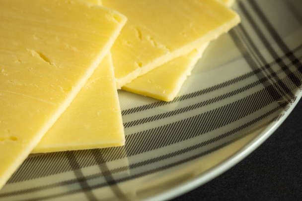 plátky sýra čedar na talíři detailní. - Fotografie, Obrázek