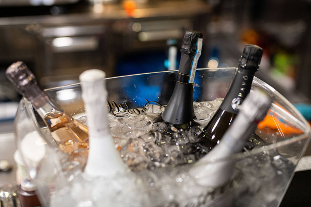 TERNI, ITALY - Oct 07, 2021: Terni, Italy, October 08, 2021: A bucket full of ice and sparkling wine bottles - Foto, immagini