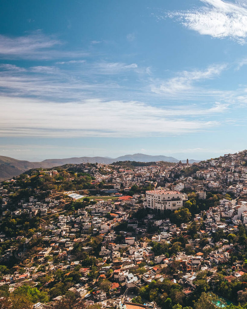 A vertical shot of the Taxco cityscape, Mexico. - Foto, afbeelding