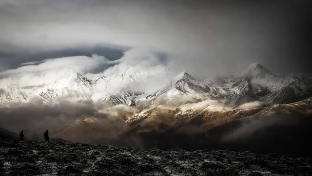KANGDING, CHINA - May 09, 2019: A landscape of the Gongga Mountain covered in the snow in Kangding, China - Foto, Imagen