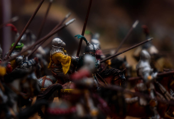 Close up medieval diorama assalto ao castelo, diorama cavaleiros e soldados medievais lutar no campo de batalha - Foto, Imagem