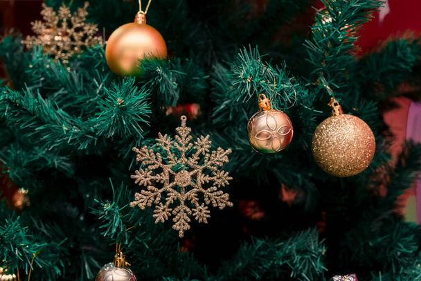 στολίδια στο χριστουγεννιάτικο δέντρο. κατάλληλο για το νέο θέμα έτους - Φωτογραφία, εικόνα