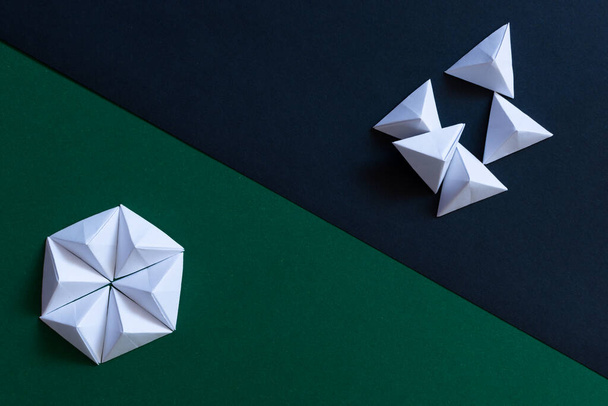 Origami geométrico fondo negro y verde. Concepto de grupo cohesivo - Foto, imagen