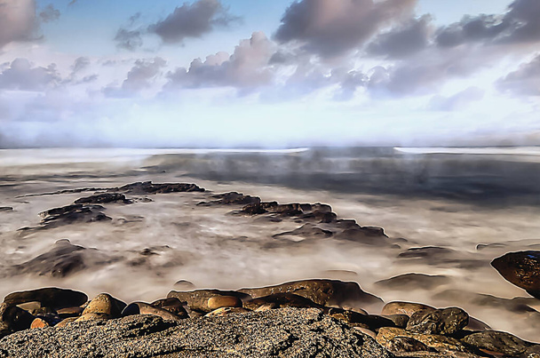 Θαλάσσιο τοπίο με βραχώδη παραλία και ομίχλη στο βάθος - Φωτογραφία, εικόνα