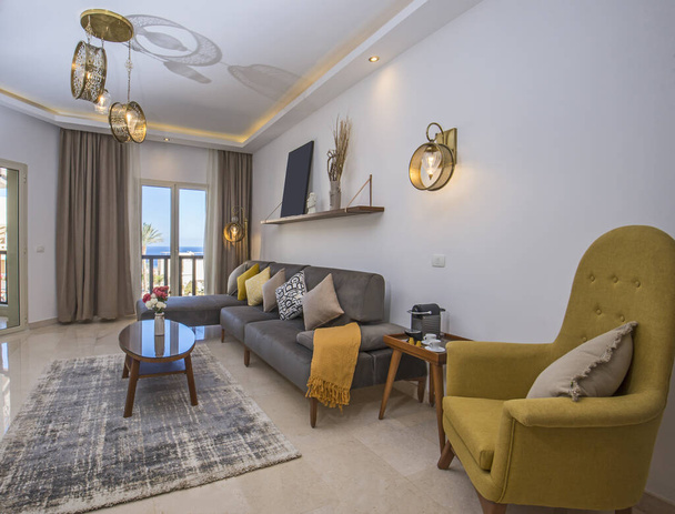 Lüks apartmandaki oturma odası salonu balkon terası döşenmiş iç dizayn dekorasyonunu gösteriyor. - Fotoğraf, Görsel