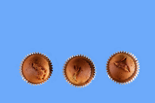 cupcakes επίπεδη θέα lay σε μπλε φόντο - Φωτογραφία, εικόνα