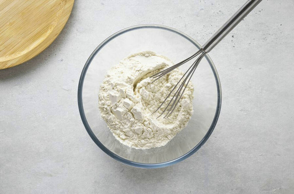 Combine the flour and salt in a deep bowl. - 写真・画像